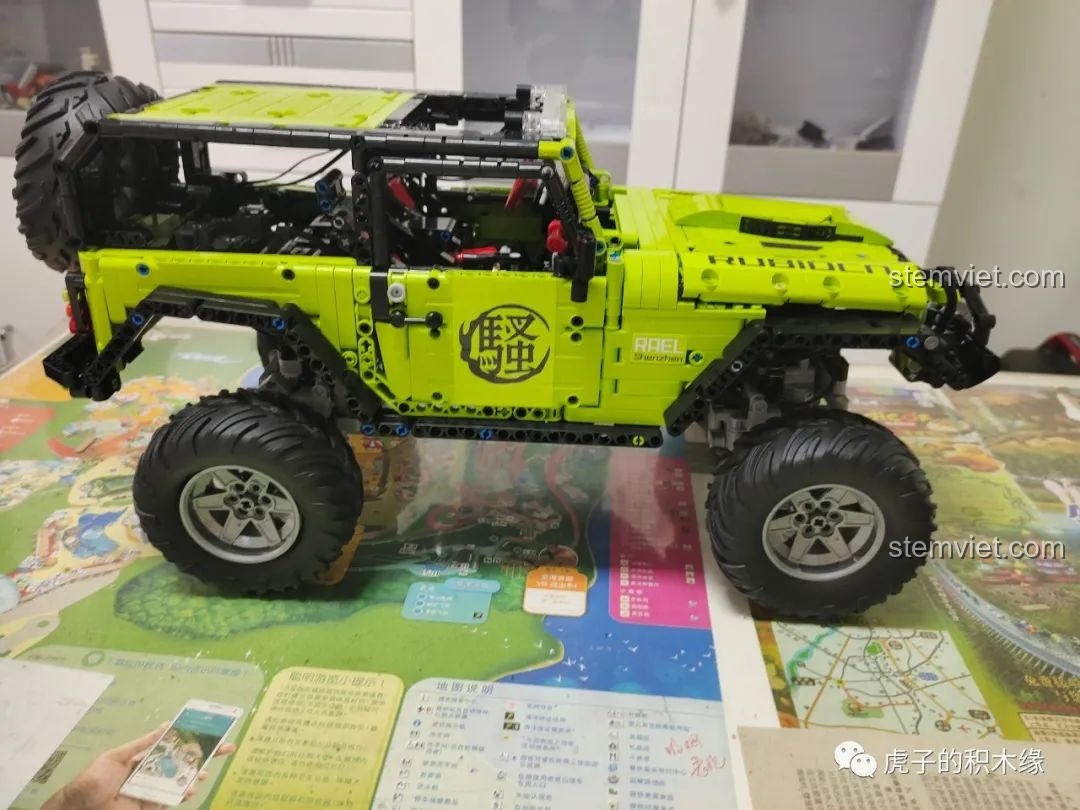 Góc nhìn nghiêng của Leier LE-J902 Jeep Wrangler Rubicon, khoe vẻ đẹp hầm hố và màu xanh độc đáo.