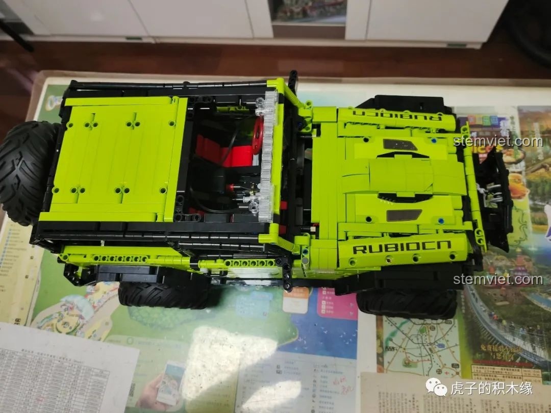 Cận cảnh gầm xe Leier LE-J902 Jeep Wrangler Rubicon, cho thấy hệ thống treo và bánh xe mạnh mẽ.