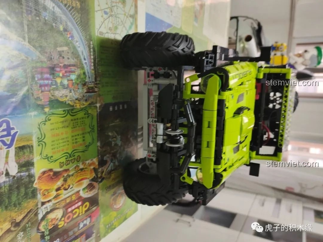 Mặt dưới của Leier LE-J902 Jeep Wrangler Rubicon, tiết lộ cấu trúc chắc chắn và các chi tiết kỹ thuật.