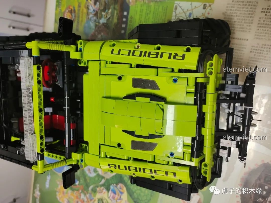 Góc nhìn từ phía sau của Leier LE-J902 Jeep Wrangler Rubicon, khoe vẻ đẹp với lốp dự phòng và đèn hậu.