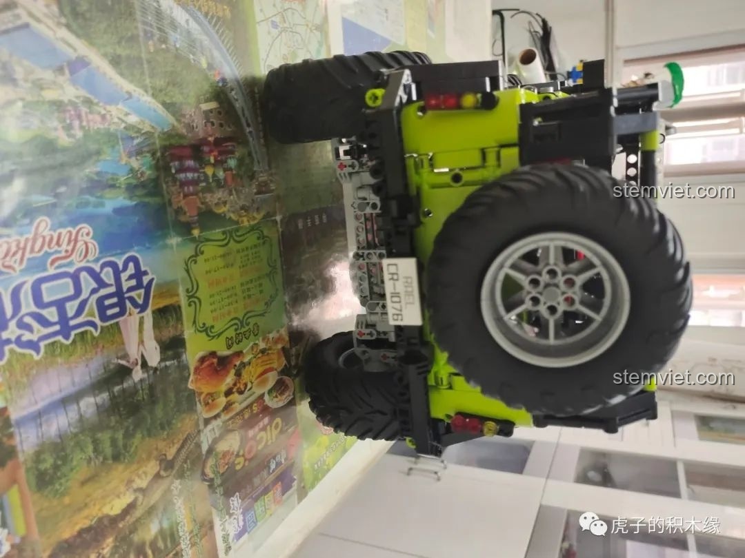 Góc nhìn từ phía sau của Leier LE-J902 Jeep Wrangler Rubicon, cho thấy sự cân đối và mạnh mẽ.