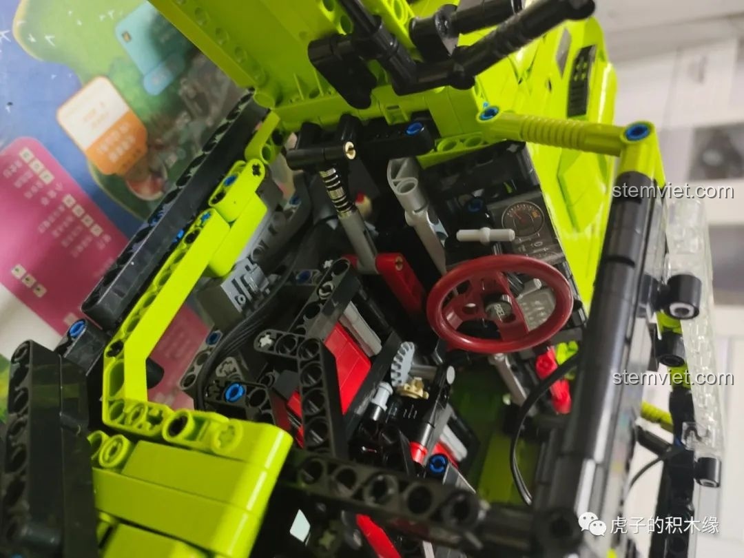 Góc nhìn nghiêng của Leier LE-J902 Jeep Wrangler Rubicon với cửa mở, sẵn sàng cho hành trình.