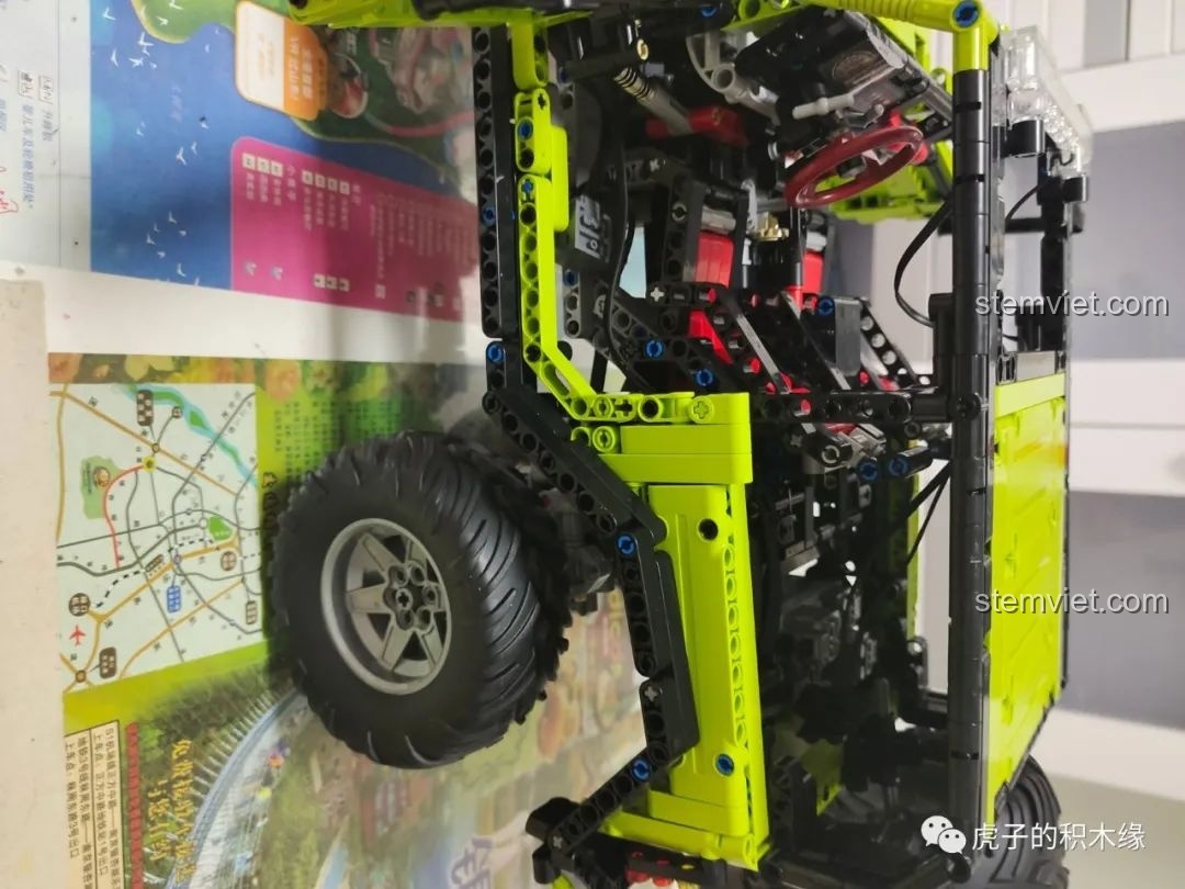 Góc nhìn từ trên xuống của Leier LE-J902 Jeep Wrangler Rubicon với các chi tiết được sắp xếp gọn gàng.