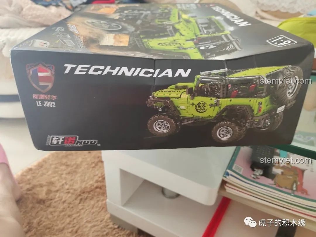 Góc nhìn nghiêng của hộp Leier LE-J902 Jeep Wrangler Rubicon, khoe vẻ đẹp của chiếc Jeep Wrangler Rubicon.