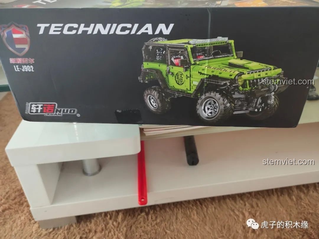 Mặt bên hộp Leier LE-J902 Jeep Wrangler Rubicon, hiển thị thông tin sản phẩm và thiết kế xe chi tiết.