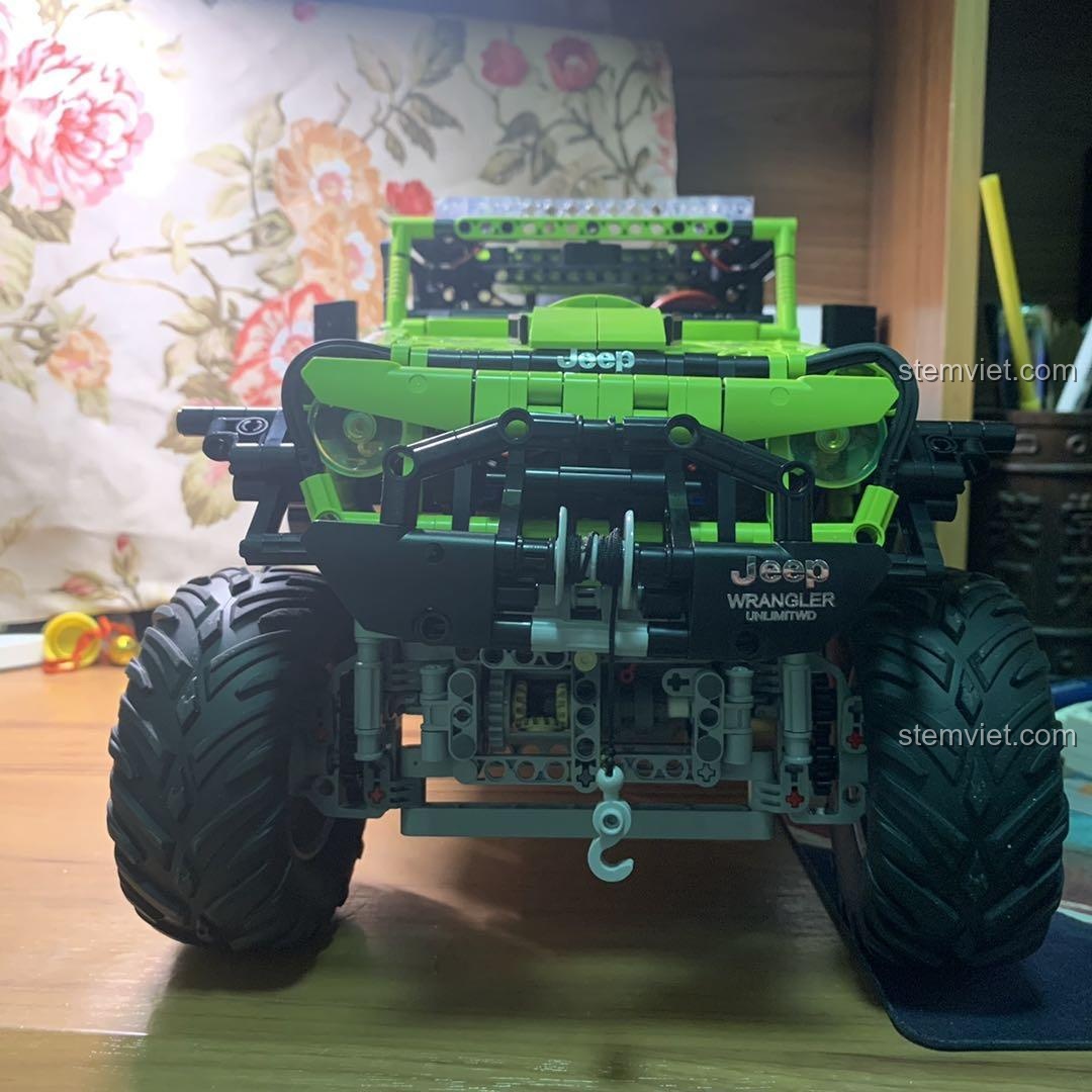 Xe địa hình Leier LE-J902 Jeep Wrangler Rubicon với tời kéo phía trước và đèn nóc, chi tiết tinh xảo, đồ chơi lắp ráp cho bé trai yêu thích xe cộ.