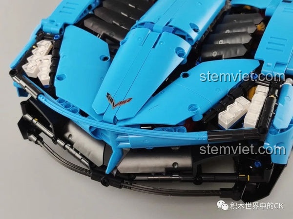 Mô hình Siêu xe Corvette Grand Sport LEIER với cửa, mui xe và cốp sau đều có thể mở ra, khám phá chi tiết bên trong.