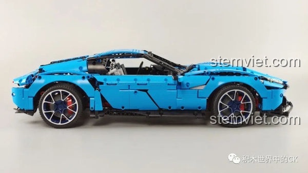 Ảnh review người dùng chụp bộ xếp hình LE-J906 từ trên cao, cho thấy chi tiết nội thất và động cơ bên trong.