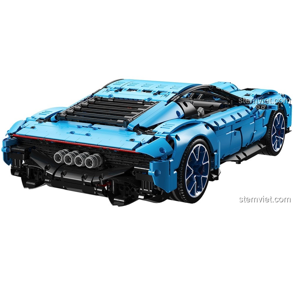Ảnh chụp thực tế bộ lắp ráp Siêu xe Corvette Grand Sport sau khi hoàn thành, màu xanh lơ nổi bật trên nền xanh dương.
