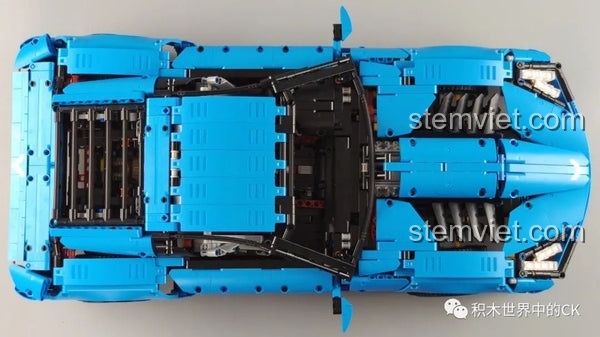 Cận cảnh phần đầu xe của đồ chơi mô hình LEJ906, thể hiện chi tiết lưới tản nhiệt và cụm đèn pha sắc sảo.