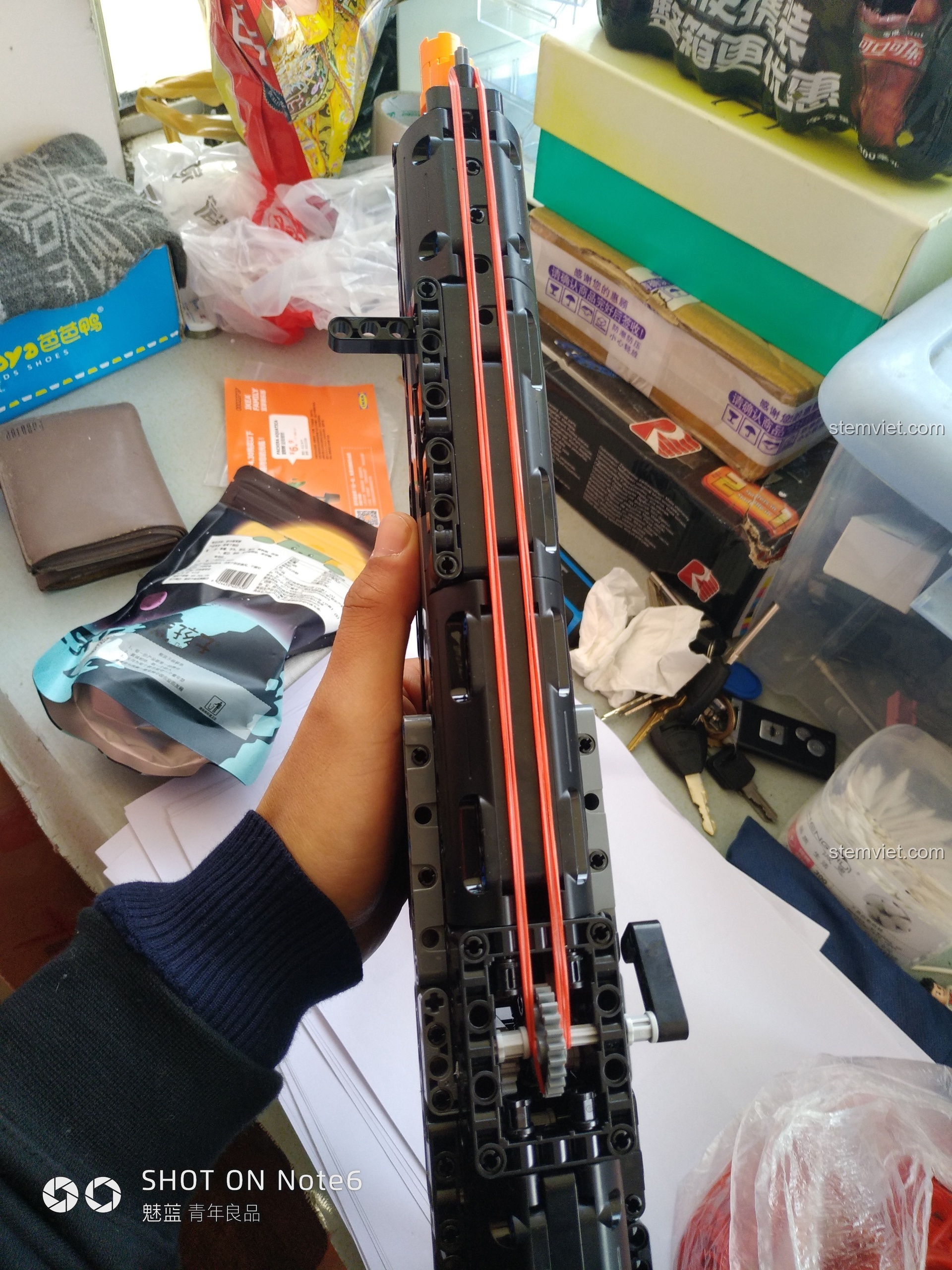 Quá trình lên đạn bằng dây chun cho súng MP5 CaDA C81006, chuẩn bị cho trải nghiệm bắn thử.