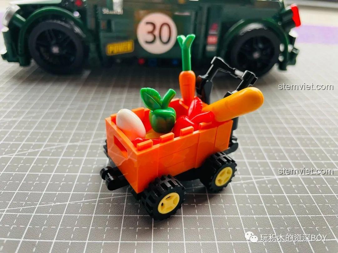 Lều trại hoàn chỉnh với mái che, bàn ăn và một chú vẹt trang trí trên nóc.