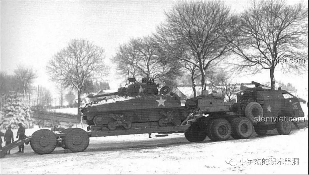 Hình ảnh tư liệu lịch sử xe kéo M26 đang hoạt động tại một khu vực căn cứ quân sự.