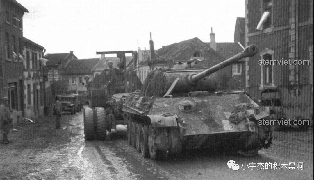 Hình ảnh tư liệu lịch sử xe kéo M26 đang vận chuyển một chiếc tàu đổ bộ trên đường.