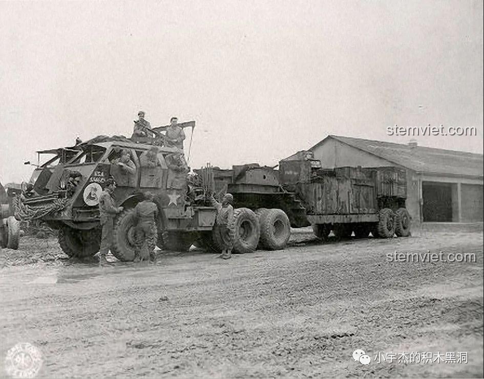 Hình ảnh tư liệu lịch sử xe kéo M26 đang vận chuyển một chiếc xe tăng Panther của Đức trên đường phố.