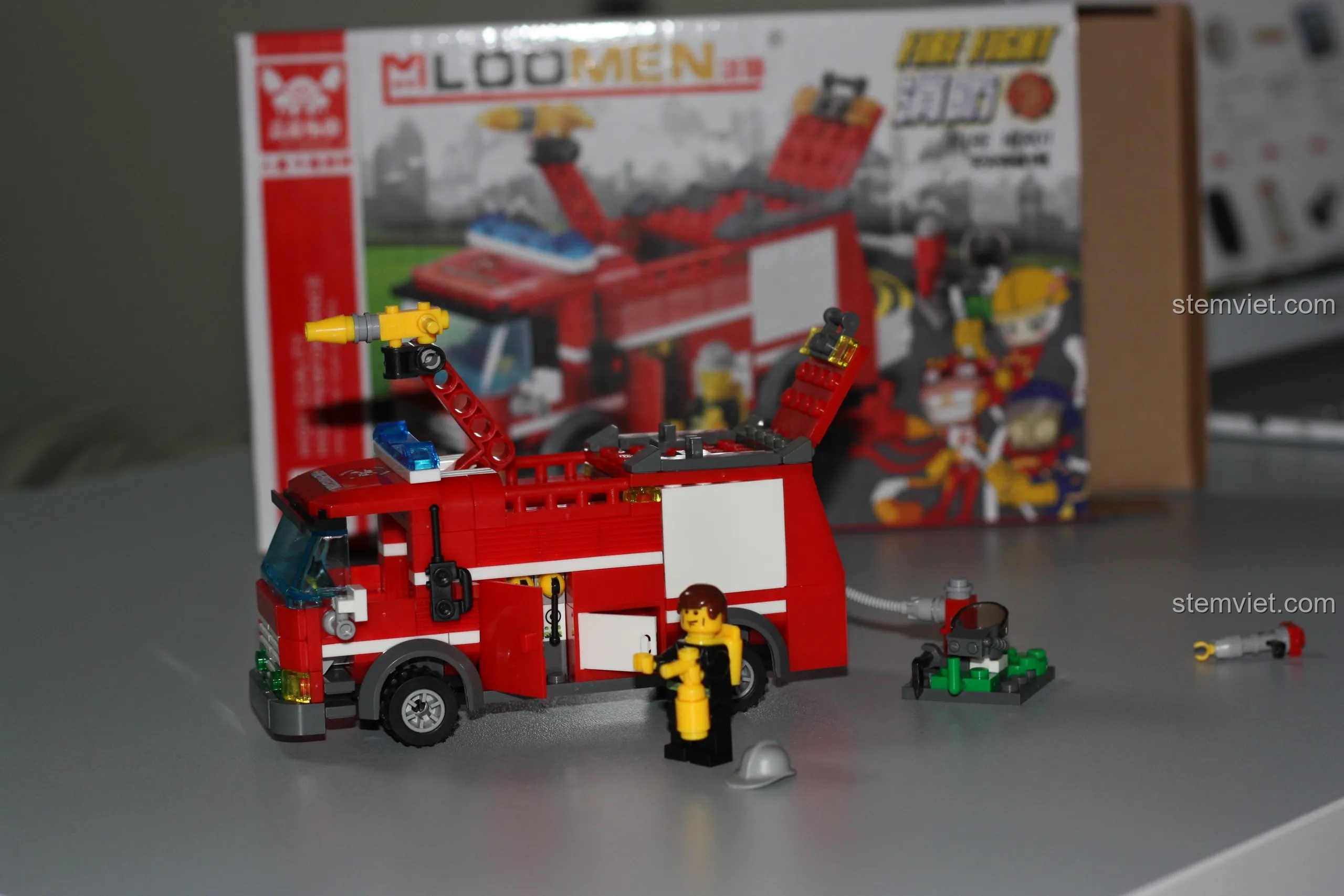 Nhân vật lính cứu hỏa minifigure đứng cạnh xe cứu hỏa KAZI KY8054, sẵn sàng thực hiện nhiệm vụ chữa cháy.