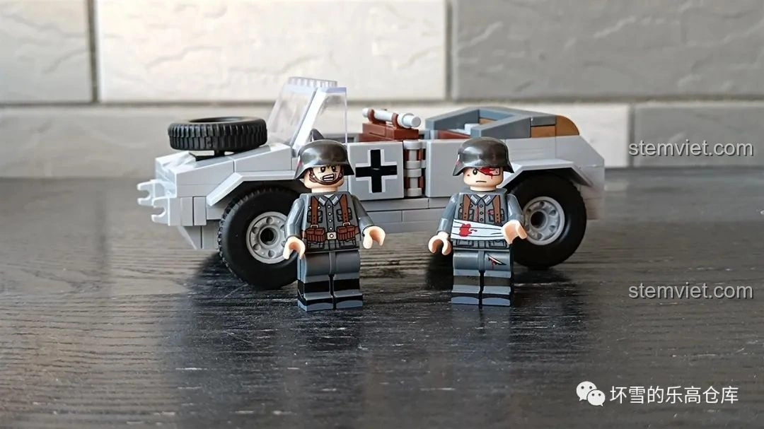 Hai nhân vật lính quân đội Đức đi kèm mô hình đồ chơi lắp ráp xe quân sự Đức QUANGUAN VW82 Kübelwagen.