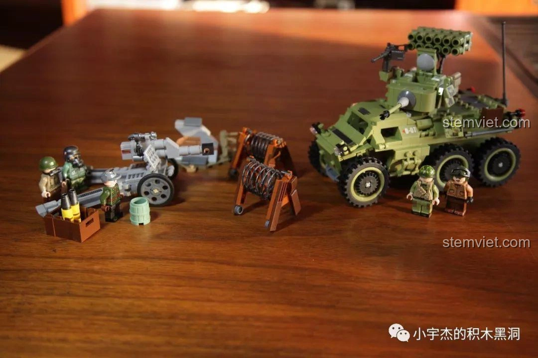 Minifigure lính Đồng Minh đứng cạnh xe bọc thép Panlos Brick 631007.