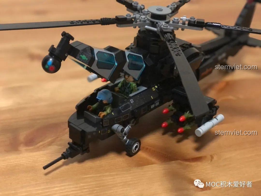 Hai lính dù đứng cạnh mô hình Sembo 202119 Trực thăng tấn công Z-10, tạo cảnh quan chiến đấu.