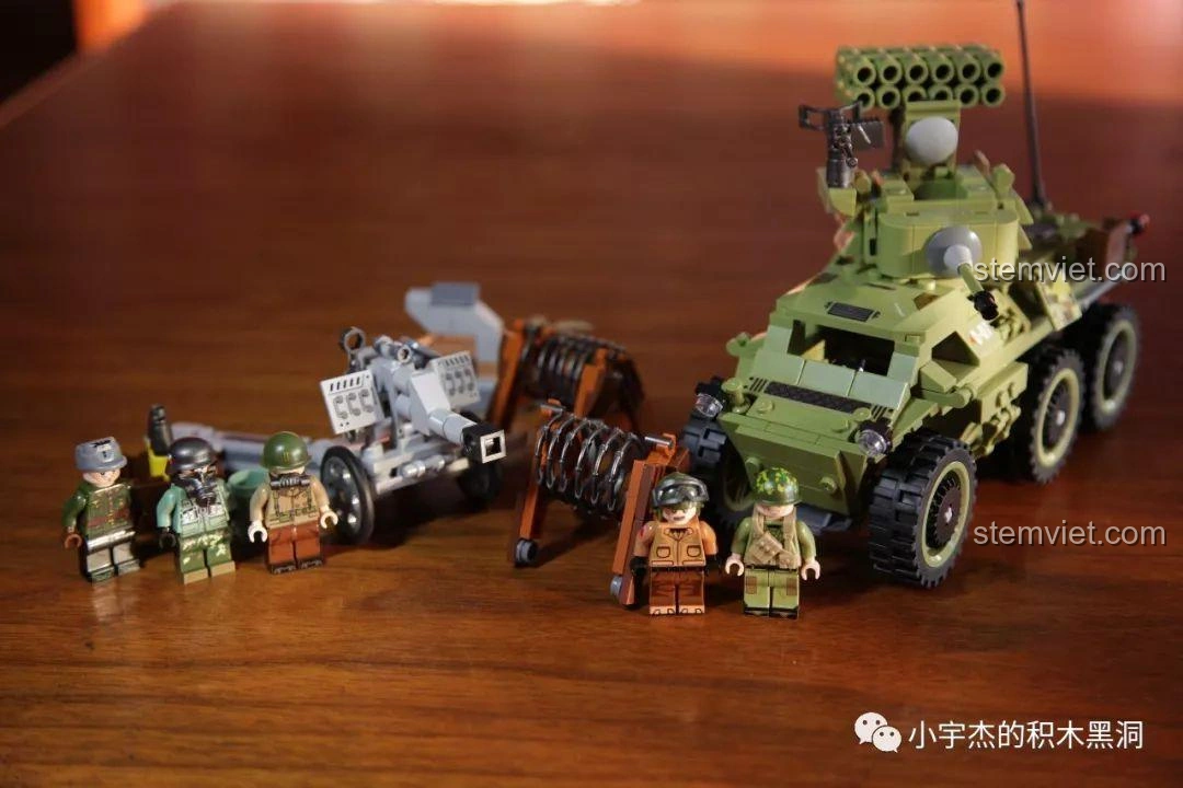 Minifigure lính Đức đứng cạnh pháo kéo từ bộ Panlos Brick 631007.