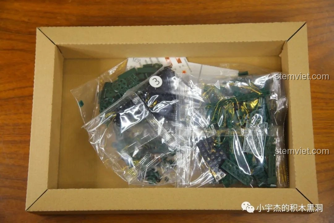 Bên trong hộp bộ lắp ráp Xe Tăng 215 Sluban M38-B0982 với 7 túi linh kiện được đóng gói cẩn thận.