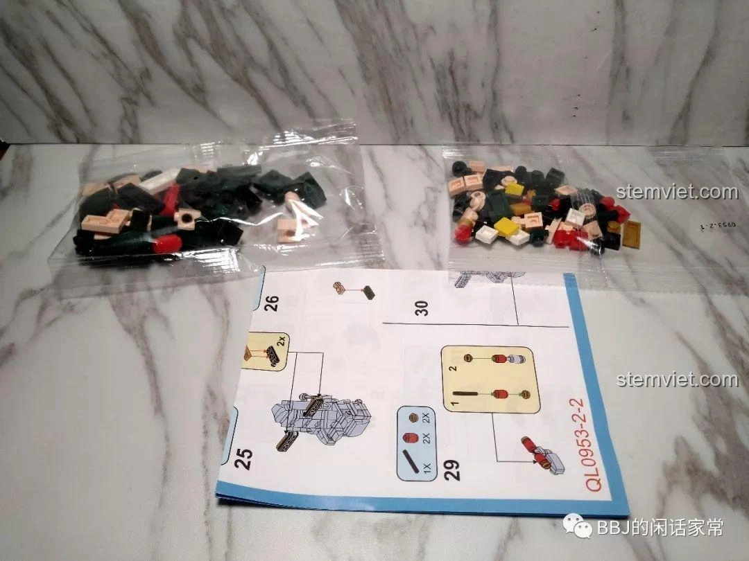 Các linh kiện bên trong hộp đồ chơi ZHEGAO QL0953-2 Lộc Tinh, bao gồm hai túi mảnh ghép và sách hướng dẫn lắp ráp.