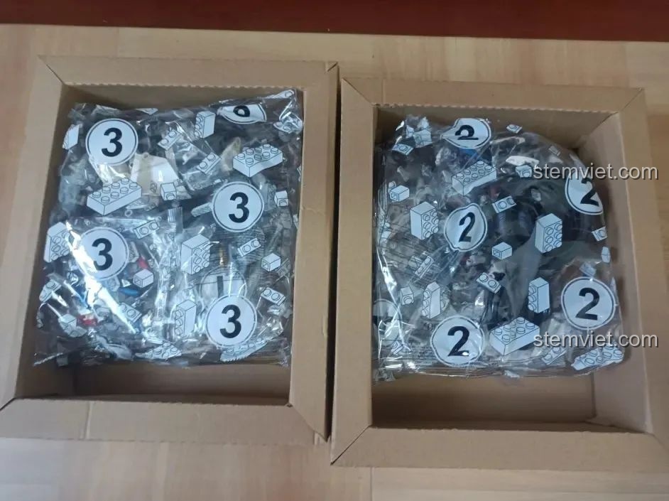 Hai hộp nhỏ bên trong hộp lớn của bộ lắp ráp WOMA C0915 Mô tô Quốc Bân-650, chứa các túi linh kiện được đánh số.