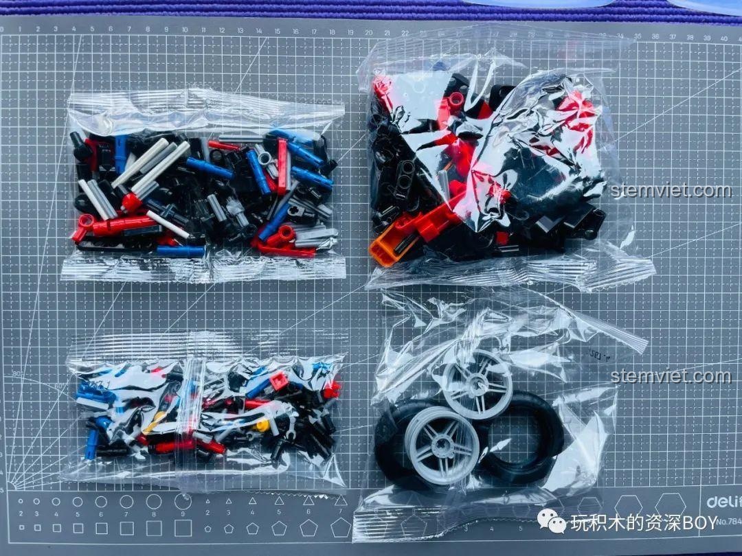 Các túi linh kiện của bộ lắp ráp xe điện ZHEGAO QL1267 được đóng gói riêng biệt, sẵn sàng để lắp.