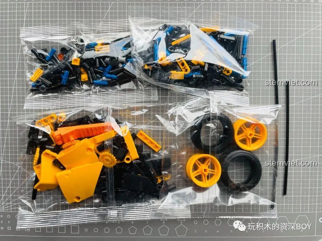 Các túi linh kiện của bộ lắp ráp xe điện ZHEGAO QL1268 được đóng gói riêng biệt.