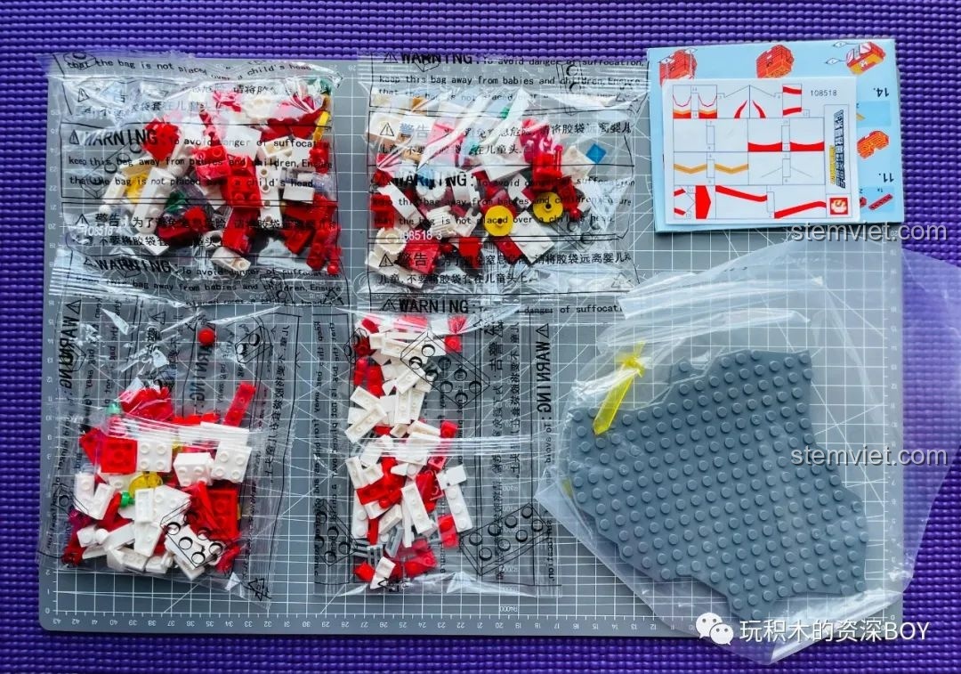 Toàn bộ linh kiện của bộ xếp hình Ultraman Mebius SEMBO 108518, bao gồm 5 túi mảnh ghép, đế và decal.