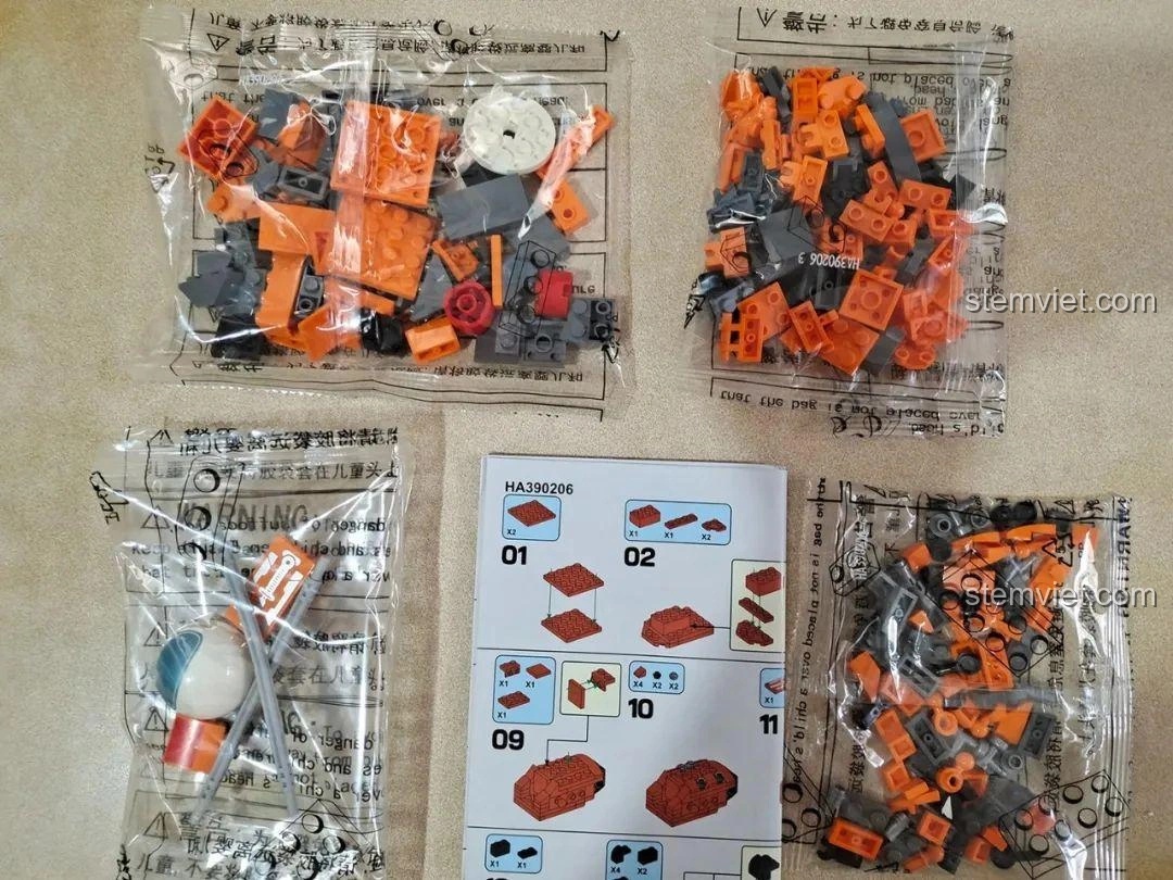 Các túi linh kiện và sách hướng dẫn của bộ đồ chơi lắp ráp Phi hành gia WISE BLOCK HA390206, sẵn sàng cho quá trình lắp ráp.
