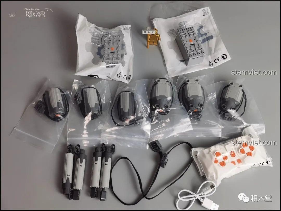 Tất cả linh kiện động cơ của bộ Taigaole T4001: 2 hộp pin, 6 motor (3M, 3L), 4 thanh đẩy và điều khiển từ xa.