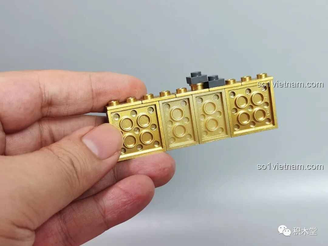 Các chi tiết màu vàng được mạ điện bóng bẩy của KBOX V5004 Giáp Chống Hulk MK44, tạo vẻ sang trọng. Review KBOX V5004 Robot Anti-Hulk cao cấp.