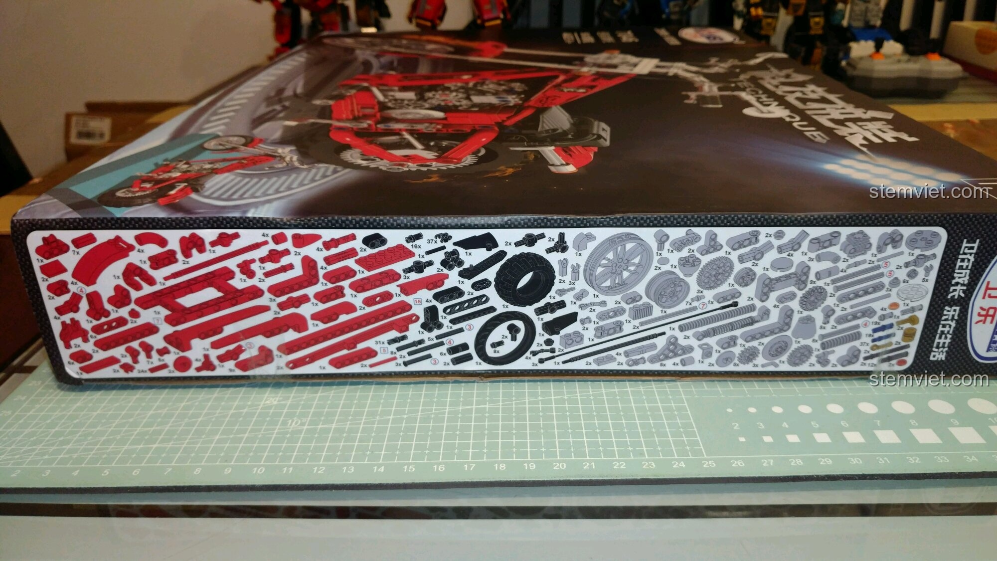 Các bộ phận linh kiện của mô hình Winner 7046 được sắp xếp gọn gàng trong hộp.