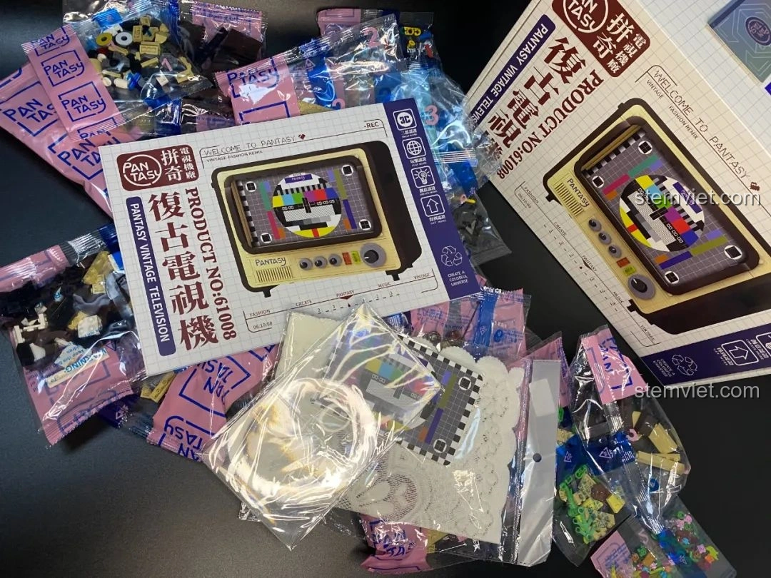 Tất cả linh kiện và phụ kiện của bộ đồ chơi lắp ráp Pantasy 61008 Tivi Cổ Điển được bày ra.