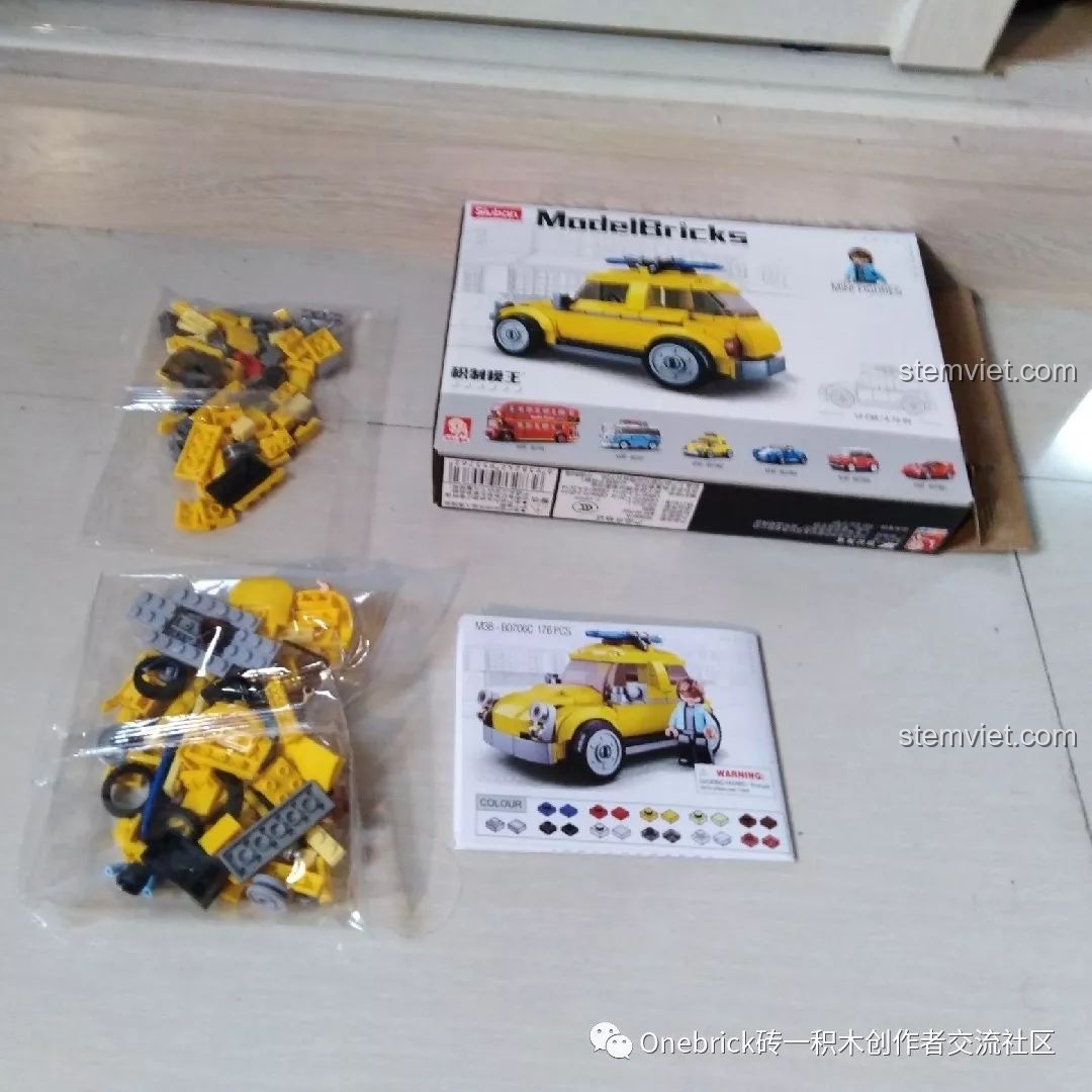 Các túi mảnh ghép và sách hướng dẫn của bộ xếp hình Sluban ModelBricks Xe Vàng M38-B0706C được bày ra, sẵn sàng để lắp ráp.