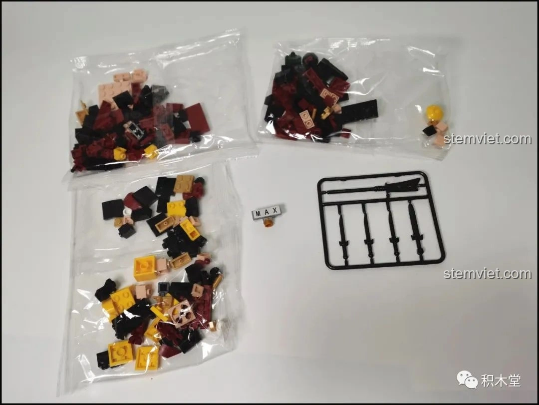 Các túi linh kiện và vũ khí của mô hình lắp ráp Sluban Q-Bricks Lưu Bị.