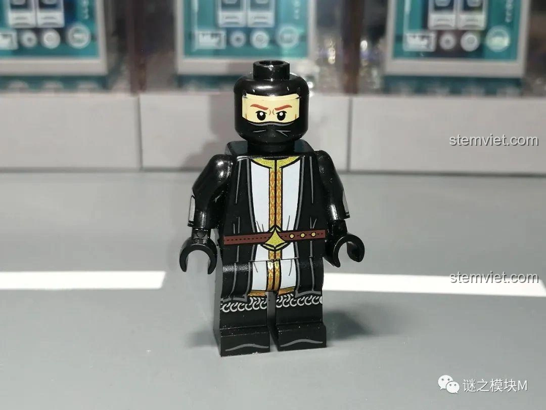 Mặt sau của minifigure KORUIT XP-138 Vệ Binh Suối Nguồn với áo giáp, chi tiết rõ ràng.