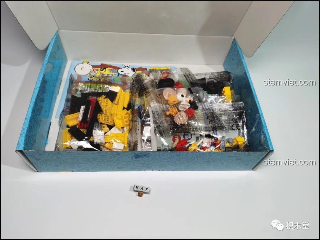 Hộp bộ lắp ráp LiNooS LN8006 Snoopy Hội Chợ Đường Phố và Xe Buýt Trường Học hiển thị các nhân vật Snoopy, Charlie Brown và bạn bè