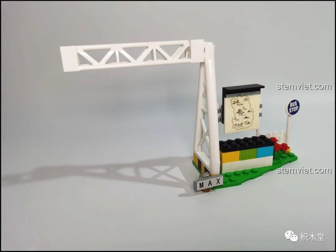 Phần nền của cổng hội chợ trong bộ lắp ráp LiNooS LN8006 Snoopy Hội Chợ Đường Phố và Xe Buýt Trường Học, chi tiết đầu tiên của công trình