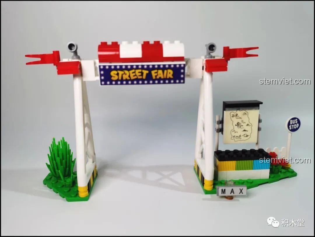 Cổng hội chợ đang được lắp ráp trong bộ đồ chơi LiNooS LN8006 Snoopy Hội Chợ Đường Phố và Xe Buýt Trường Học, thể hiện quá trình xây dựng