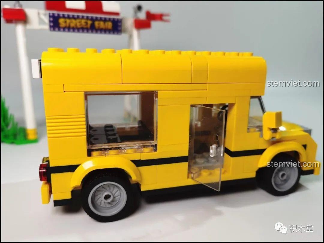 Góc nhìn khác của bộ đồ chơi LiNooS LN8006 Snoopy Hội Chợ Đường Phố và Xe Buýt Trường Học, làm nổi bật thiết kế tổng thể