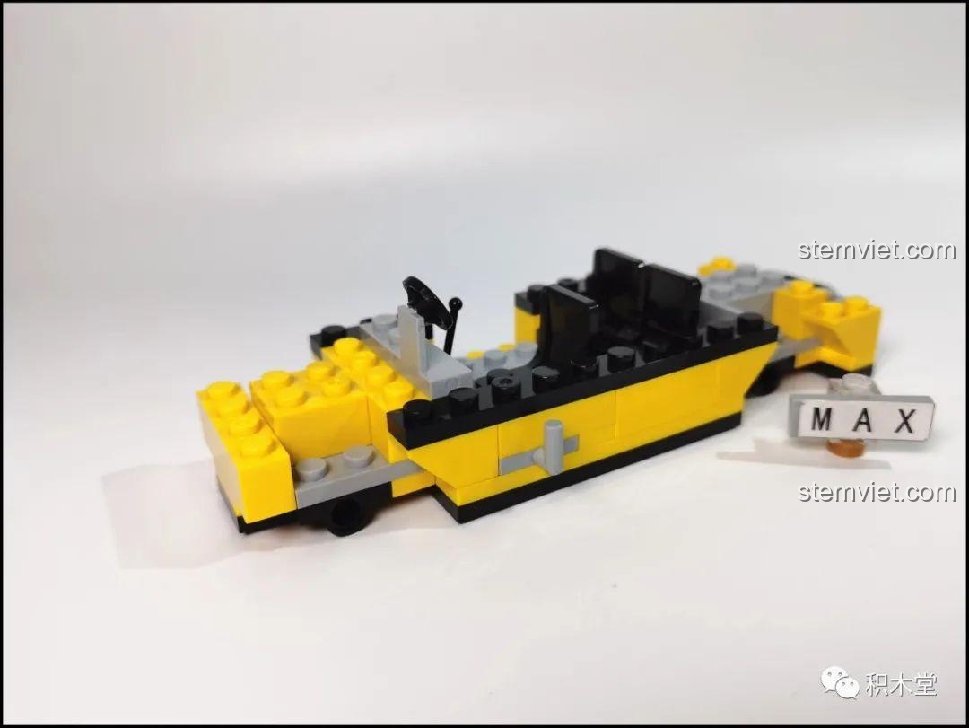 Phần nền của xe buýt trường học trong bộ lắp ráp LiNooS LN8006 Snoopy Hội Chợ Đường Phố và Xe Buýt Trường Học, khởi đầu cho mô hình xe