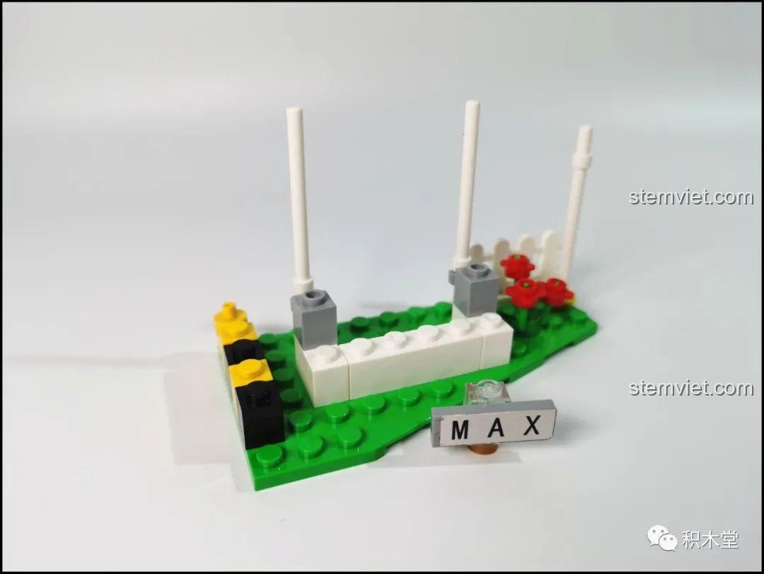 Các mảnh ghép minifigure của bộ đồ chơi LiNooS LN8006 Snoopy Hội Chợ Đường Phố và Xe Buýt Trường Học, bao gồm Snoopy, Charlie Brown và Lucy