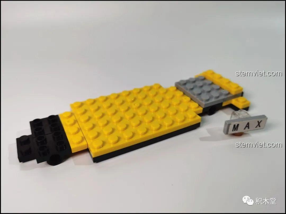 Cổng hội chợ hoàn thành của bộ lắp ghép LiNooS LN8006 Snoopy Hội Chợ Đường Phố và Xe Buýt Trường Học, với biển hiệu 'Street Fair' nổi bật