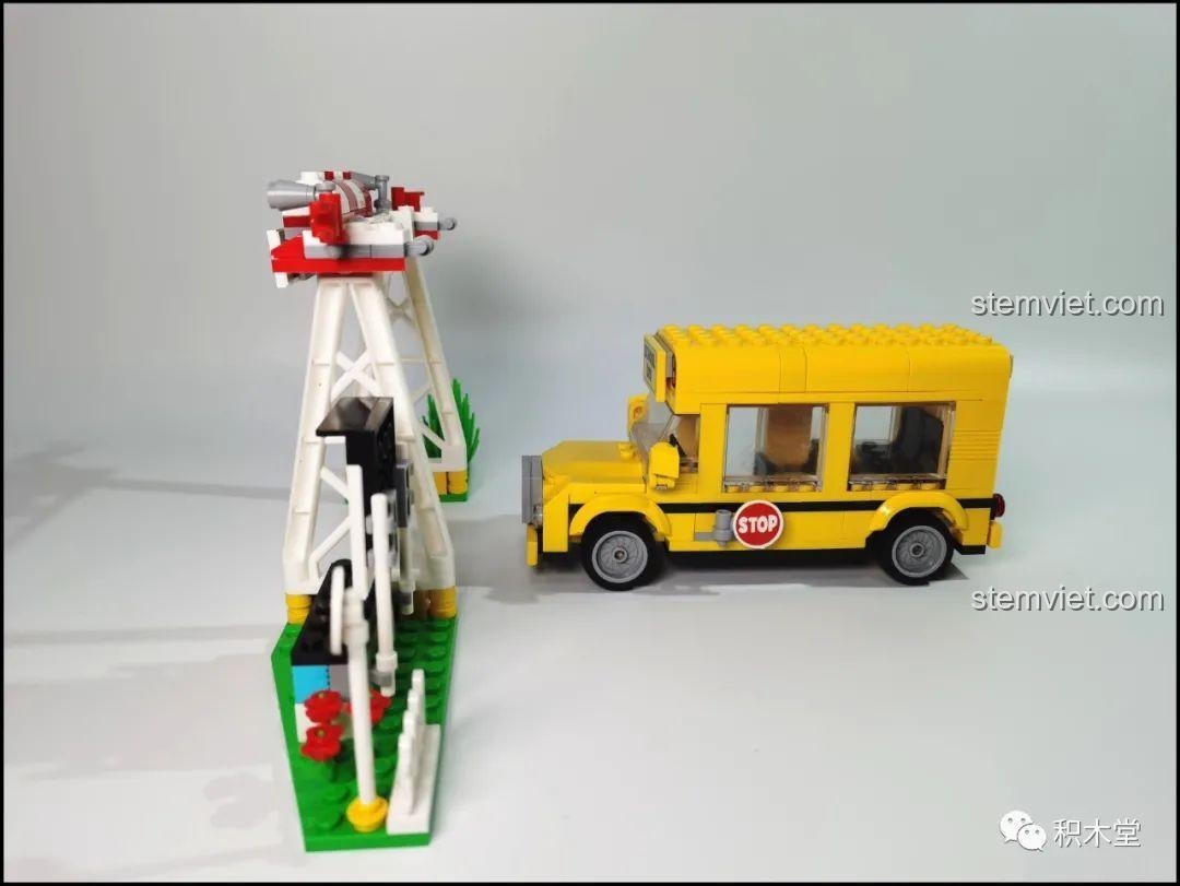 Góc nhìn tổng thể bộ đồ chơi LiNooS LN8006 Snoopy Hội Chợ Đường Phố và Xe Buýt Trường Học, thể hiện đầy đủ các chi tiết và nhân vật