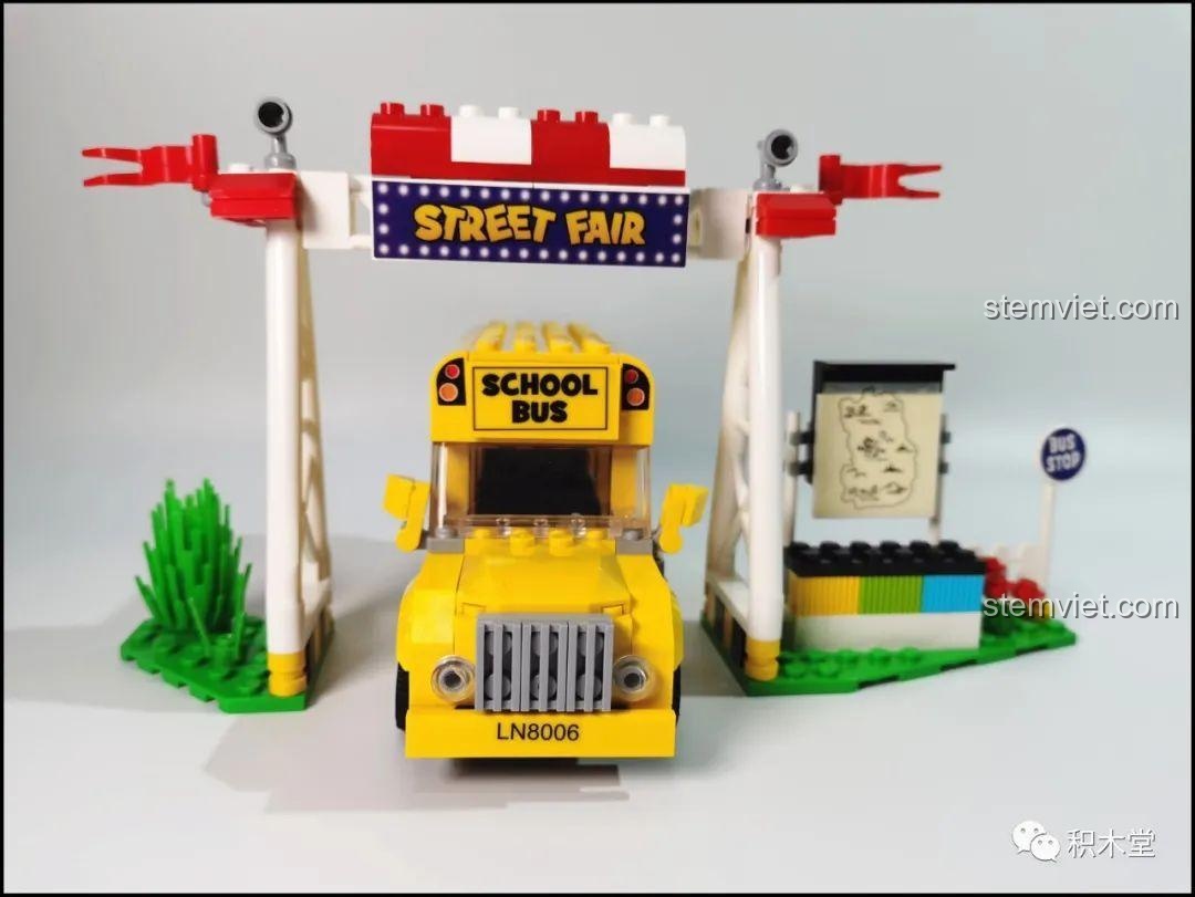 Mặt sau của các minifigure Snoopy, Charlie Brown và Lucy van Pelt từ bộ lắp ráp LiNooS LN8006 Snoopy Hội Chợ Đường Phố và Xe Buýt Trường Học