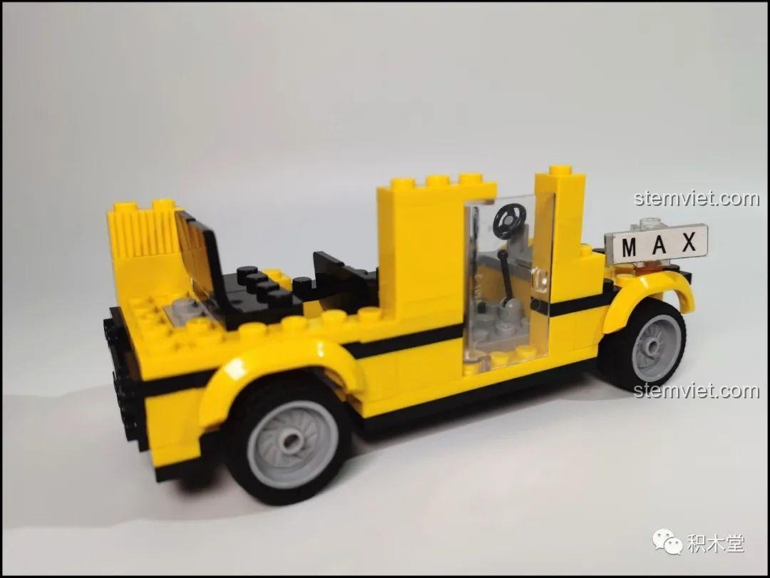 Khung xe buýt trường học đang được lắp ráp trong bộ đồ chơi LiNooS LN8006 Snoopy Hội Chợ Đường Phố và Xe Buýt Trường Học, thể hiện cấu trúc bên trong