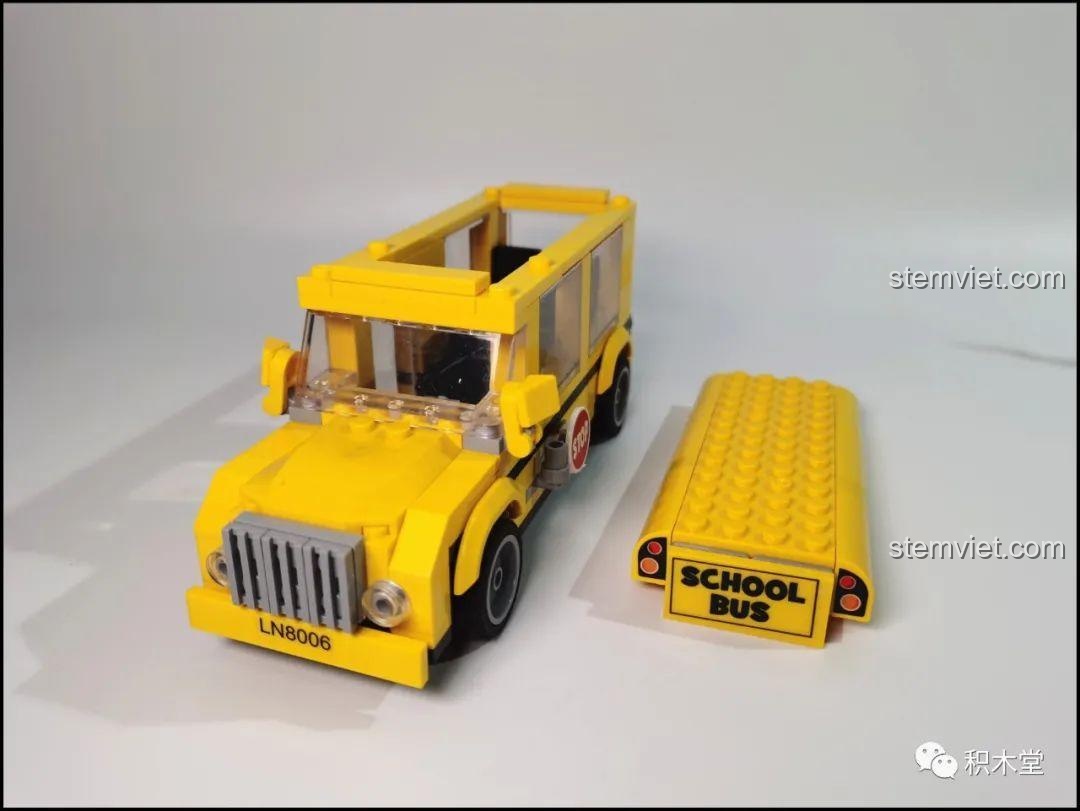 Thân xe buýt trường học của bộ đồ chơi LiNooS LN8006 Snoopy Hội Chợ Đường Phố và Xe Buýt Trường Học, với các chi tiết cửa và ghế ngồi