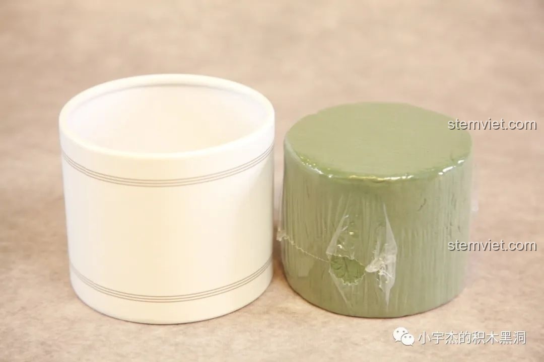 Lọ hoa bằng giấy và xốp cắm hoa được tặng kèm trong bộ lắp ghép hoa hồng 601268, giúp trưng bày dễ dàng.